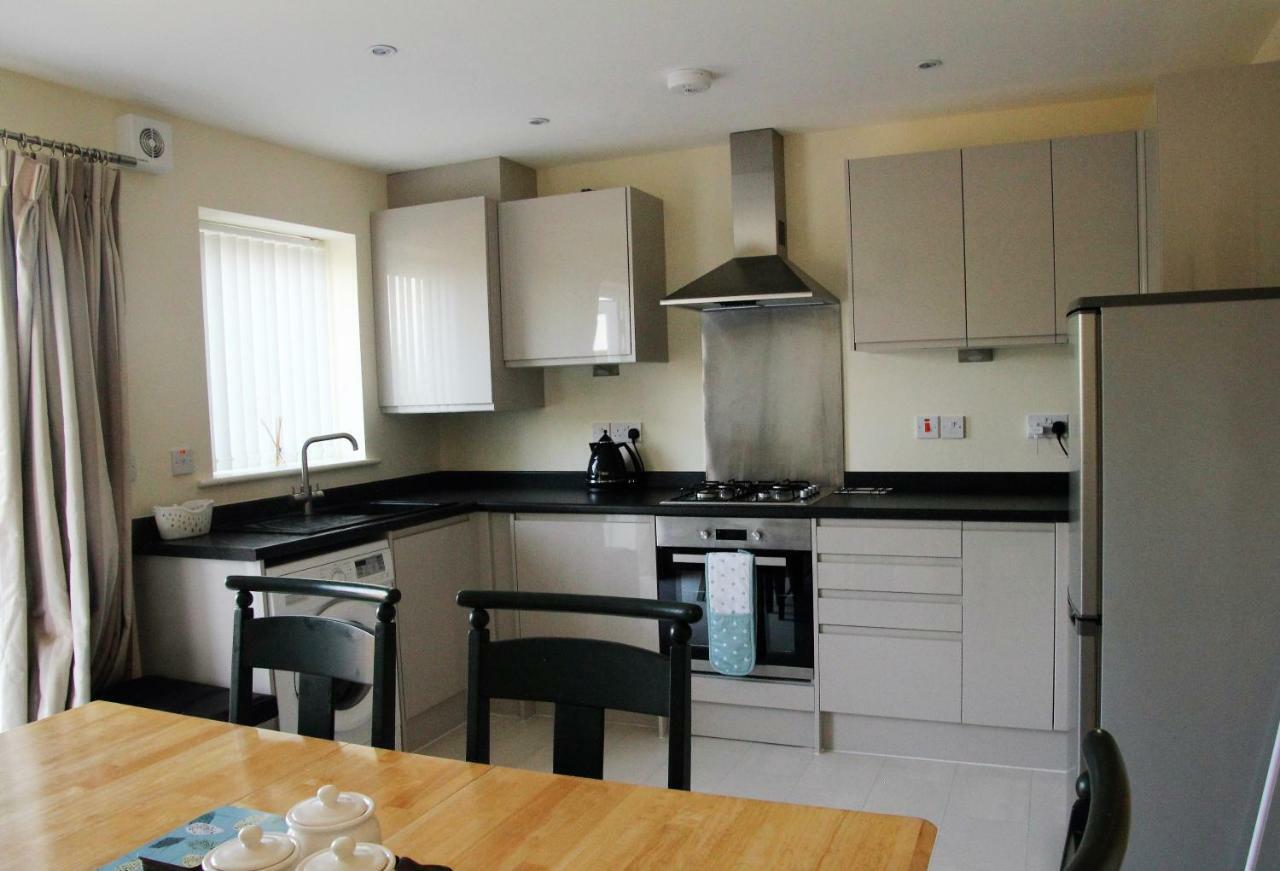 Вилла Bright Modern House Beside Snowdonia Лланфэрфечейн Экстерьер фото